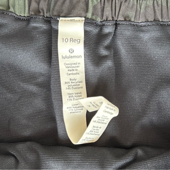 Lululemon women’s hotty hot low rise camo green shorts. Size 10. - Picture 3 of 4